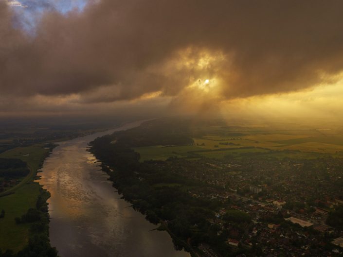 Hohnstorf/Elbe, Dreiländer Eck: Mecklenburg-Vorpommern, Niedersachsen, Schleswig-Holstein, Gewitterstimmung über der Elbe
