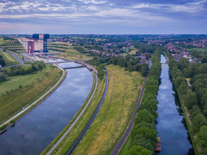 Canal du Centre verbindet das Scheldebecken mit den Flussläufen der Maas und der Nordsee. Schiffshebewerk Strépy-Thieu überwindet 73 Meter Höhenunterschied .