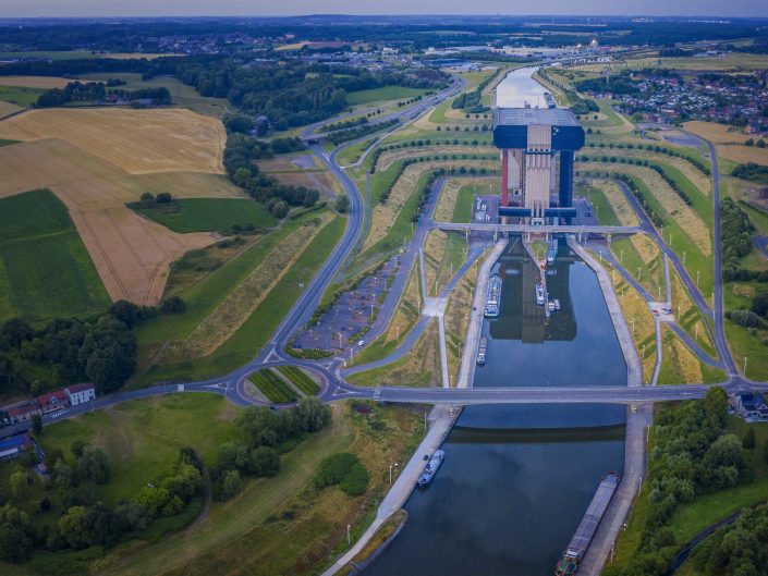 Canal du Centre verbindet das Scheldebecken mit den Flussläufen der Maas und der Nordsee. Schiffshebewerk Strépy-Thieu überwindet 73 Meter Höhenunterschied .