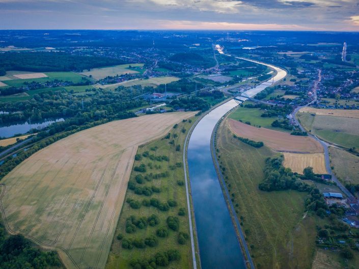 Canal du Centre verbindet das Scheldebecken mit den Flussläufen der Maas und der Nordsee. Schiffshebewerk Strépy-Thieu überwindet 73 Meter Höhenunterschied .