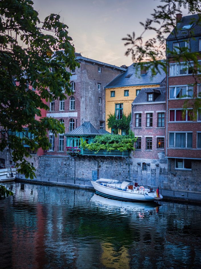 Namur, Bischofssitz und Universitätsstadt an Maas und Sambre gelegen.
